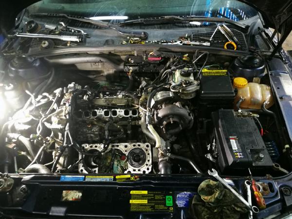 Interior atelier Verciuc Auto cu echipamente de service