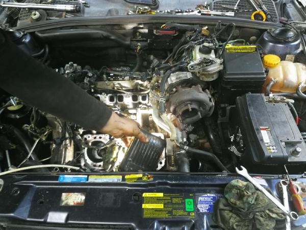 Echipa Verciuc Auto la lucru în atelier